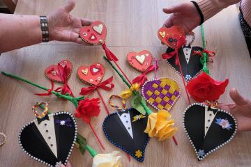 Walentynkowe serca - czerwone z brokatu, na patyku, oraz serduszka ubrane w czarny smoking