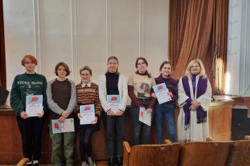 Zdjęcie przedstawia 6 uczennic z I Liceum Ogólnokształcącego w Bielsku-Białej prezentujących otrzymane dyplomy wraz z nauczycielem Panią Borowską.
