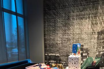 Zdjęcie przedstawia dużo kolorowych paczek przygotowanych przez Fundację Grupa Kęty Dzieciom Podbeskidzia.