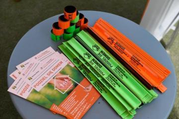 Zdjęcie przedstawia  materiały promocyjne takie jak ulotki i odblaski