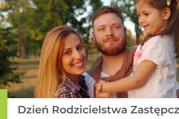 Zdjęcie przedstawia uśmiechniętą kobietę oraz mężczyznę, który trzyma na rękach kilkuletnią dziewczynkę. W tle widać drzewa oraz błękitne niebo.