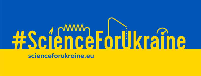 Logotyp Science for Ukraine w postaci prostokąta. Górna część to niebieskie, a dolna to żółte pole. Na górnym polu znajduje się żółty napis: #ScienceForUkraine. Na dolnym polu znajduje się niebieski napis: scienceforukraine.eu